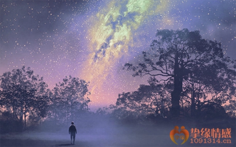 一段感情中我们最怕的从来都不是争吵，而是吵架都不愿意吵。  一个人如果不跟你计较，而是用冷暴力解决那在感情中有很大的杀伤力。  这样会让两个人之间彼此慢慢消耗这份感情，时间久了心就会变凉。  总而言之对于一个人来说是无形的伤害，也会摧毁一个人的内心。  如果一个人通过冷暴力和你解决事情，那我们不要傻傻地忍受，  就要做到以下4点适当的反击，这样才是保护自己最好的方式。  感情与婚姻中，夫妻相处过程不及女人才会有小脾气，男人同样也有。  两个人相爱在一起，一定会因为一些事而产生矛盾，正常是很正常的事。  要看两个人怎样去面对才是关键，而这个时候方法是至关重要的。  在相爱的路上任何女人的心中，都希望自己的男人可以真心爱着自己，  女人都没有办法接受男人对自己残忍，  因为女人与男人在一起就想依靠对方，当女人依赖不上这个男人，是自然内心就会无法释怀。  所以对付男人的冷暴力聪明的人往往会用以下这4招击破，从而男人也会更加爱你。    1.撒娇卖萌装可爱  男人多半都喜欢小鸟依人的女人，男人也受不了，女人对自己撒娇，  这个道理我们都懂，但是很少有女人会做到，遇到事情往往会跟男人硬碰硬。  这样最后换来的结果一定是鸡蛋碰石头，两个人吵得不可开交。  对于男人来说，女人越是强势，男人就会越不罢休，所以生活中就会争吵不断。  如果一个女人试着软弱，一切撒娇卖萌那几乎没有一个男人是可以抵挡的。  男人对你冷暴力你们就可以选择用撒娇的方式去掌控这个男人，  女人在男人面前不要做女强人，可以做一个小鸟依人的女人，去融化男人的内心。  2.主动打破没冷暴力  在感情的世界中，冷暴力之所以会伤害彼此之间的感情，  原因就在于冷暴力所造成的这种状态让两个人感觉非常不舒服，  甚至这段关系会产生绝望的情绪。  如果女人真有这种冷暴力的状态，持续下去，内心就会跌入万丈深渊。  作为女人来说，被男人施加冷暴力就不能让这种状态持续下去，  必须要通过自己的言行来打破这种状态，只有如此才能避免自己受到特别的伤害。  其实两个人在一起不分谁对谁错，想让感情长久，就总要有一个人学会低头，  我们可以和对方交流心声，通过这样一种行为，可以打破自己和男人的冷暴力。  可以主动打破冷暴力的女人，情商往往都很高也可以让彼此的关系持续走下去。    3.让男人形成沟通的习惯  其实一部分男人之所以会对女人冷暴力，其实他们并不想要伤害你，  而是习惯用冷暴力来解决问题，这是因为他们不懂得用什么方式来解决。  生活中男人在遇到困难时往往不喜欢说出口，放在心中自己消化，  而女人相反喜欢倾诉把内心不满说出来。  所以作为一个女人来说，面对男人的冷暴力就需要让这个男人形成沟通的习惯，  这样日后两个人再有不开心与争吵时可以选择好好面对沟通。  4.男人可能不爱你了  很多男人正是因为不爱你，才会采用冷暴力的方式逼你分手。  他们以为这样处理的方式对你伤害较小，既不和你分手，也不关心你。  如果你进一步逼迫他注意到你现在表现不满，他只会控诉你的不理解，无理取闹。  面对这种情况我们应该认清现实选择理智解决。  结束语：  三观不合的人不能一起生活，但是情商高的人在婚姻中却能游刃有余。  处理好婚姻，内部复杂的关系比三观更重要也是一个人的情商。  情绪控制的能力也决定了彼此的态度，  所以情商高的女生一般会用以上4招化解男人的冷暴力。  相爱容易，相处起来却非常难，冷淡解决不了任何问题和矛盾。  夫妻之间不要拿冷漠来对待这份感情，不然消耗的只是两个人的爱。