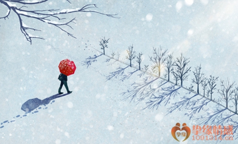 很多人在爱情破裂之后都舍不得离开对方,可一味地死缠烂打不但不会挽救感情,相反还会让对方厌烦甚至反感。 其实挽回感情也是需要一些技巧的,比如及时切断你和对方一切不好的联系,然后悄无声息地蜕变,最后以崭新的姿态面对他,挽回他。爱情里,直接进攻有时不如迂回战术。 很多时候我们都认为,感情只要破裂了,就很难再修复,即便复合了,如果两个人都没有什么改变,那么相处中依然会出现以前的矛盾,所以,分手后就算再难过,大部分人也不会想尽办法求复合,就算是有这个想法,但是方式方法不对,最终也很难达成目的。 看了电视剧里的套路,我想,我们该从中学会点什么,重新确立感情不是没有可能,但需要一定的计谋,而迂回则是最好不过的一种方法。 迂回战术的第一步就是要切断和对方的一切负面联系。 在分手之后不能表现得太痛苦,这样会让对方觉得你是个太依赖他的人,而你痛苦得的表现不但不会让对方同情你,反而还会觉得你是个没有承受能力的人,让他更加确信离开你是对的; 分手之后也不能因为不甘而撕破脸,因为分手才能鉴定一个人到底值不值得去爱,失去感情就是失去的风度的人,不会让人有任何留恋,而且他还会否定你们之前的一切。 那么怎样做才是正确的应对方式呢,答案就是不动声色,即使内心痛苦到了极点,或者把对方恨到了极点,表面依然要不动声色,甚至该有的客气应该有,适当的关心也应该有,总之,你们之间的联系一定是积极的,而不是负面的。 元宋在被贺繁星拒绝之后,他在公司里见到贺繁星,还和往常一样,像什么事都没发生一样,该和贺繁星打招呼还打招呼,他可以在朋友面前喝得酩酊大醉,可是在贺繁星面前他依然还是那个平日里的他,并没有什么改变。 迂回战术第二步是要实现自我蜕变。 其实,对方和你提出分手,一定是有原因的,不外乎是你不够好,还没有达到她心里的标准,这个时候与其痛苦,不如学得聪明一点,窥探对方心里,在改善自我的同时,让自己变得更好。 其实元宋已经足够好了,但是在贺繁星眼里不够好是因为她担心元宋会被自己束缚和耽误,当元宋意识到了贺繁星的想法时,就不再给她压力,他跟贺繁星说他还是要出国留学,并且还说自己也许会在留学期间有新的感情。 他的话让贺繁星没了压力,两个人成功做回了好朋友,但其实他们双方心里都是爱着对方的。 实现自我蜕变除了要做到符合对方心里的标准,更要不断提升自己,无论是外在还是内心都要有所成长,要让对方在某个时间忽然发现,原来你不是他想象的那样,你比他认为的更好,这样他才会有想重新认识你的想法。 迂回战术第三步深入沟通创造机会。 当你越来越好时,他一定不会再排斥你,毕竟你们曾经产生过很美好的感情,而当你蜕变了,并且不在他身边时,他所想到的都是你的好,甚至他还会想跟你建立某种联系。 《下一站是幸福》里,元宋和贺繁星重新做回好朋友时,有一次在天台上喝咖啡,元宋听闻公司里有人传言贺繁星怀孕了,便随口问了一句,这把正在喝咖啡的贺繁星雷到了,她把嘴里的一口咖啡吐在了元宋杯子里。 此时已经谙熟迂回战术的元宋怎么可能放过这次绝好的机会呢,他为了一杯咖啡讹诈贺繁星一顿烤肉。 两人吃烤肉的时候有说有笑,元宋可爱又顽皮的样子把贺繁星逗得前仰后合,这一幕恰巧被路过的叶鹿鸣看到,可想而知,叶鹿鸣当时有多扎心。 最后,经过一系列的努力,元宋和贺繁星重归于好。试想,如果他一开始就沉不住气,事情最后会向哪个方向发展呢?无论哪个方向,都不如迂回之后的结果好。 爱是一种本能,爱也是一种可以学习的能力。其实两性相处并不是顺其自然的事,而是有很多学问的。 感情中遇挫折是不可避免的,重要的是要在挫折中学会成长,对割舍不下的感情可以采取一些小计谋,这样想要成功挽回也不是没有可能。 很多人在爱情破裂之后都舍不得离开对方,可一味地死缠烂打不但不会挽救感情,相反还会让对方厌烦甚至反感。 其实挽回感情也是需要一些技巧的,比如及时切断你和对方一切不好的联系,然后悄无声息地蜕变,最后以崭新的姿态面对他,挽回他。爱情里,直接进攻有时不如迂回战术。 很多时候我们都认为,感情只要破裂了,就很难再修复,即便复合了,如果两个人都没有什么改变,那么相处中依然会出现以前的矛盾,所以,分手后就算再难过,大部分人也不会想尽办法求复合,就算是有这个想法,但是方式方法不对,最终也很难达成目的。 看了电视剧里的套路,我想,我们该从中学会点什么,重新确立感情不是没有可能,但需要一定的计谋,而迂回则是最好不过的一种方法。 迂回战术的第一步就是要切断和对方的一切负面联系。 在分手之后不能表现得太痛苦,这样会让对方觉得你是个太依赖他的人,而你痛苦得的表现不但不会让对方同情你,反而还会觉得你是个没有承受能力的人,让他更加确信离开你是对的; 分手之后也不能因为不甘而撕破脸,因为分手才能鉴定一个人到底值不值得去爱,失去感情就是失去的风度的人,不会让人有任何留恋,而且他还会否定你们之前的一切。 那么怎样做才是正确的应对方式呢,答案就是不动声色,即使内心痛苦到了极点,或者把对方恨到了极点,表面依然要不动声色,甚至该有的客气应该有,适当的关心也应该有,总之,你们之间的联系一定是积极的,而不是负面的。 元宋在被贺繁星拒绝之后,他在公司里见到贺繁星,还和往常一样,像什么事都没发生一样,该和贺繁星打招呼还打招呼,他可以在朋友面前喝得酩酊大醉,可是在贺繁星面前他依然还是那个平日里的他,并没有什么改变。 迂回战术第二步是要实现自我蜕变。 其实,对方和你提出分手,一定是有原因的,不外乎是你不够好,还没有达到她心里的标准,这个时候与其痛苦,不如学得聪明一点,窥探对方心里,在改善自我的同时,让自己变得更好。 其实元宋已经足够好了,但是在贺繁星眼里不够好是因为她担心元宋会被自己束缚和耽误,当元宋意识到了贺繁星的想法时,就不再给她压力,他跟贺繁星说他还是要出国留学,并且还说自己也许会在留学期间有新的感情。 他的话让贺繁星没了压力,两个人成功做回了好朋友,但其实他们双方心里都是爱着对方的。 实现自我蜕变除了要做到符合对方心里的标准,更要不断提升自己,无论是外在还是内心都要有所成长,要让对方在某个时间忽然发现,原来你不是他想象的那样,你比他认为的更好,这样他才会有想重新认识你的想法。 迂回战术第三步深入沟通创造机会。 当你越来越好时,他一定不会再排斥你,毕竟你们曾经产生过很美好的感情,而当你蜕变了,并且不在他身边时,他所想到的都是你的好,甚至他还会想跟你建立某种联系。 《下一站是幸福》里,元宋和贺繁星重新做回好朋友时,有一次在天台上喝咖啡,元宋听闻公司里有人传言贺繁星怀孕了,便随口问了一句,这把正在喝咖啡的贺繁星雷到了,她把嘴里的一口咖啡吐在了元宋杯子里。 此时已经谙熟迂回战术的元宋怎么可能放过这次绝好的机会呢,他为了一杯咖啡讹诈贺繁星一顿烤肉。 两人吃烤肉的时候有说有笑,元宋可爱又顽皮的样子把贺繁星逗得前仰后合,这一幕恰巧被路过的叶鹿鸣看到,可想而知,叶鹿鸣当时有多扎心。 最后,经过一系列的努力,元宋和贺繁星重归于好。试想,如果他一开始就沉不住气,事情最后会向哪个方向发展呢?无论哪个方向,都不如迂回之后的结果好。 爱是一种本能,爱也是一种可以学习的能力。其实两性相处并不是顺其自然的事,而是有很多学问的。 感情中遇挫折是不可避免的,重要的是要在挫折中学会成长,对割舍不下的感情可以采取一些小计谋,这样想要成功挽回也不是没有可能。